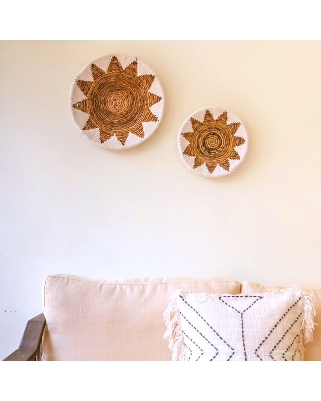 Ronde Boho Wandmand – Geweven Wanddecoratie – Decoratieve Schaal – Geweven Wandbord met Geborduurd Sterpatroon ADARI (2 maten, Ø30/40 cm)