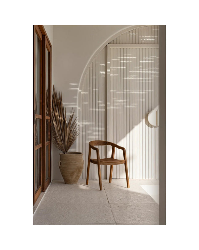 De Nihi Oka eetkamerstoel - buiten