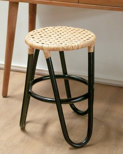 Rotan Kruk KOLAKA Zwart Ø35 cm met Geweven Zitvlak | Kleine ronde kruk met drie poten