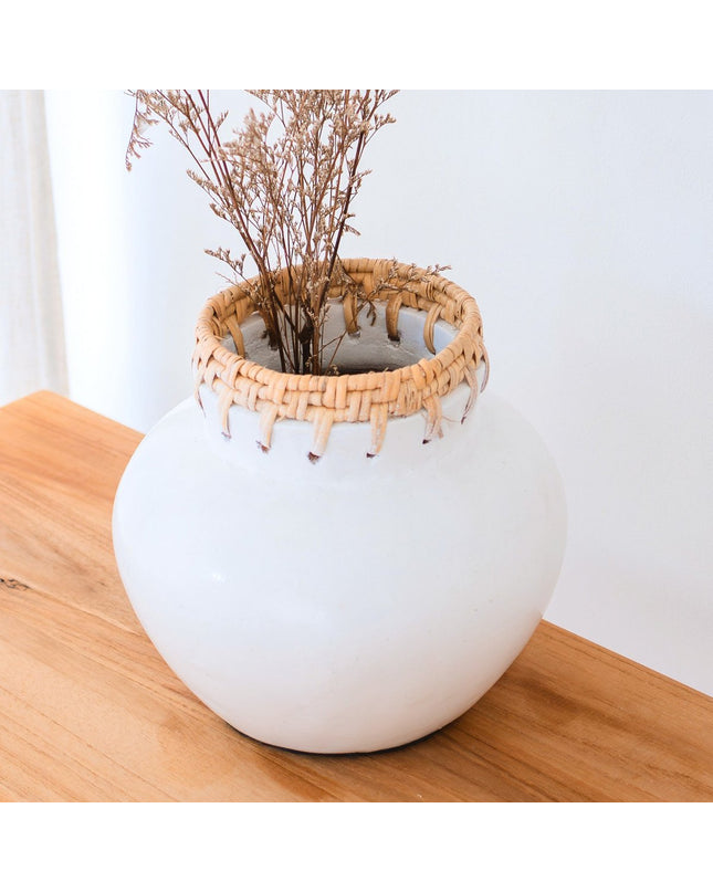 Witte vaas – decoratieve vaas rond – kleine vaas voor gedroogde bloemen – handgemaakte kleivaas – bloemenvaas van klei en rotan (Ø 23 cm) TUBAN