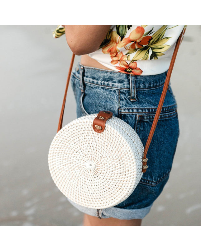 Ronde rotan tas witte handgemaakte crossbody tas met synthetische lederen riemen schoudertas Boho Bali tas SENJA (wit)