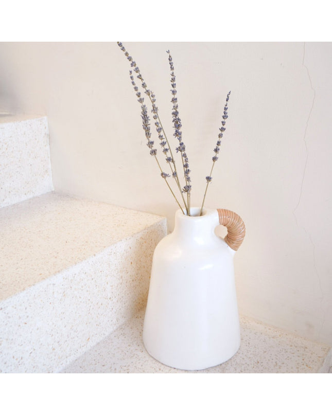 Vaas Witte kleine decoratieve vaas voor gedroogde of verse bloemen, handgegoten uit klei met rotan handvat SANA