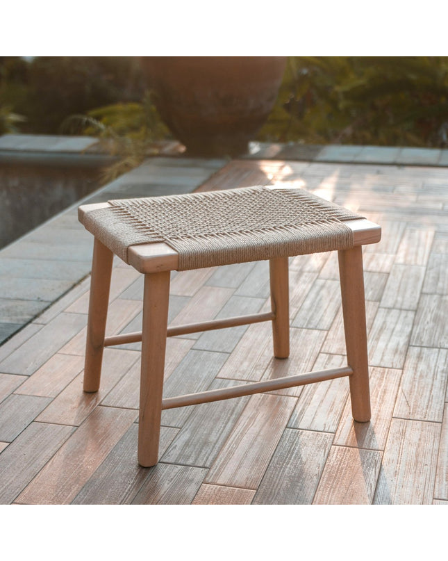 Grote houten kruk SUNDA gemaakt van Trembesi met een zitvlak van geweven gerecycled papier