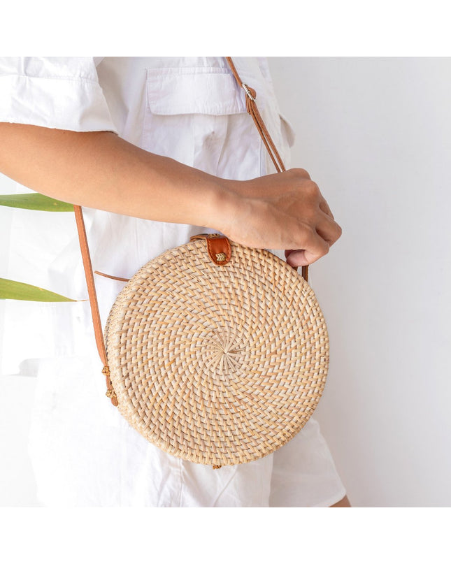 Ronde rotan tas beige handgemaakte crossbody tas met synthetische lederen riemen schoudertas Boho Bali tas SENJA (natuurlijk)