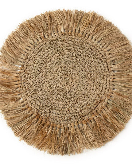 De gehaakte placemat van raffia - naturel