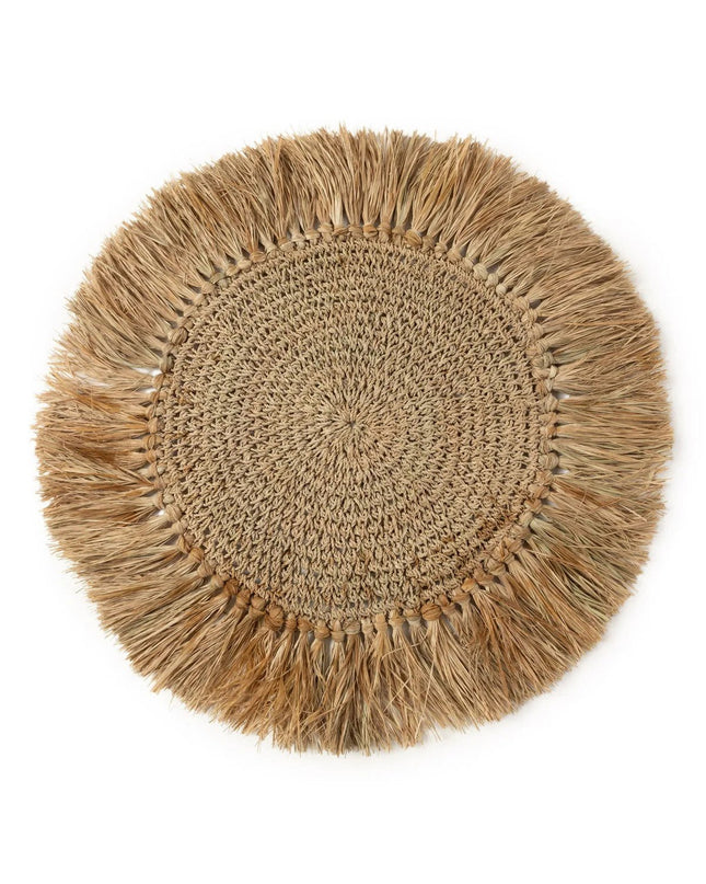 De gehaakte placemat van raffia - naturel