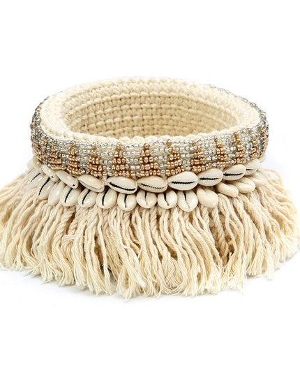De gouden en zilveren macramé-planter