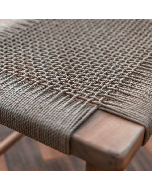 Grote houten kruk SUNDA gemaakt van Trembesi met een zitvlak van geweven gerecycled papier