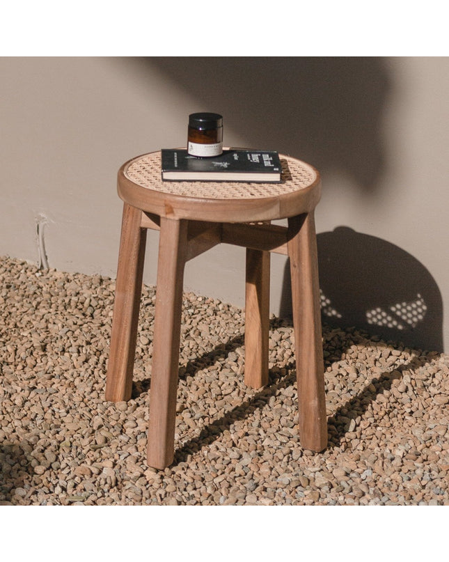 Houten kruk CARAMIN gemaakt van Trembesi met een zitvlak van geweven rotan