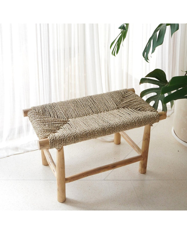 Bank SUNGAI gemaakt van massief hout met zitvlak van geweven zeegras